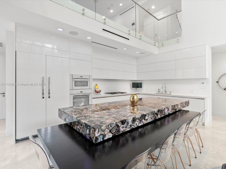 Vendido Recientemente: $3,995,000 (4 camas, 5 baños, 3951 Pies cuadrados)