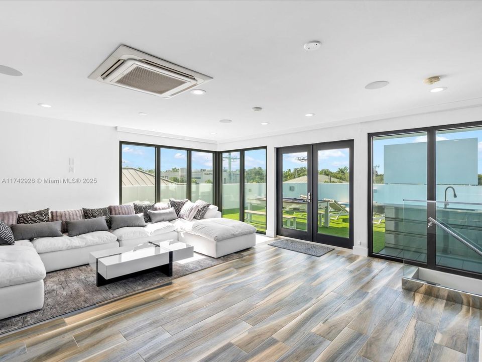 Vendido Recientemente: $3,995,000 (4 camas, 5 baños, 3951 Pies cuadrados)