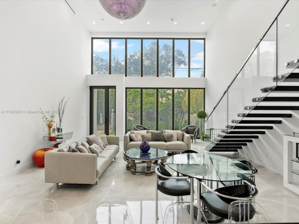 Vendido Recientemente: $3,995,000 (4 camas, 5 baños, 3951 Pies cuadrados)