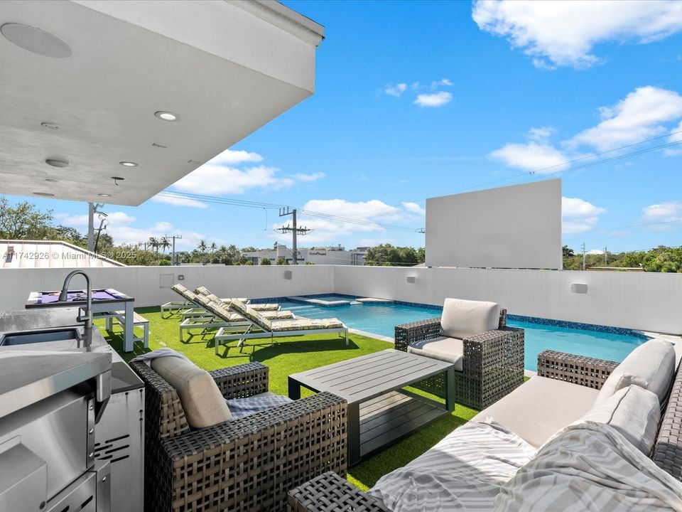 Vendido Recientemente: $3,995,000 (4 camas, 5 baños, 3951 Pies cuadrados)