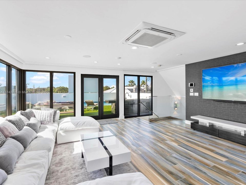 Vendido Recientemente: $3,995,000 (4 camas, 5 baños, 3951 Pies cuadrados)