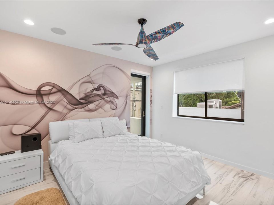 Vendido Recientemente: $3,995,000 (4 camas, 5 baños, 3951 Pies cuadrados)