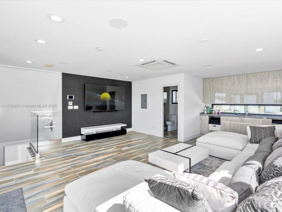 Vendido Recientemente: $3,995,000 (4 camas, 5 baños, 3951 Pies cuadrados)