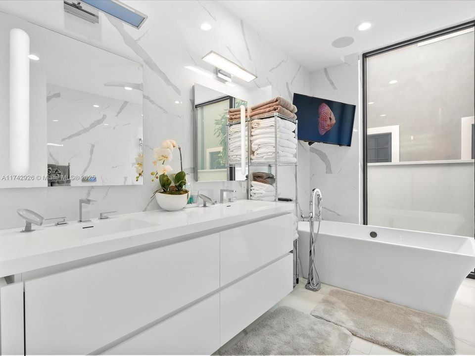 Vendido Recientemente: $3,995,000 (4 camas, 5 baños, 3951 Pies cuadrados)