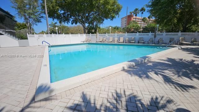 Vendido Recientemente: $79,000 (2 camas, 2 baños, 850 Pies cuadrados)