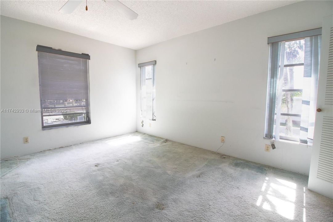 Vendido Recientemente: $79,000 (2 camas, 2 baños, 850 Pies cuadrados)