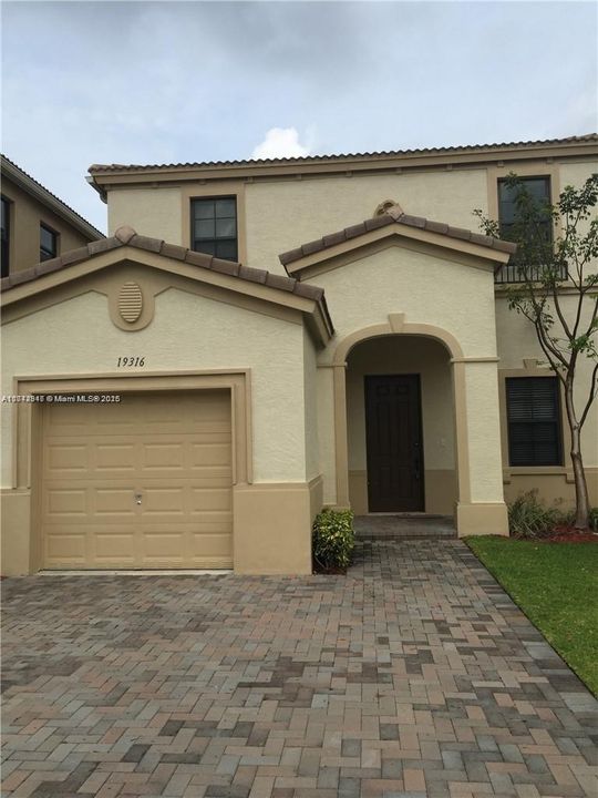 Recently Rented: $3,450 (3 beds, 2 baths, 1965 Square Feet)