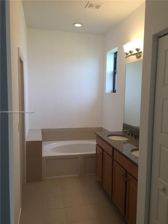 Recently Rented: $3,450 (3 beds, 2 baths, 1965 Square Feet)