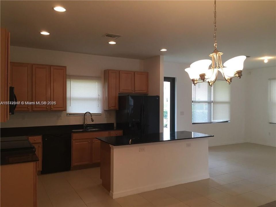 Recently Rented: $3,450 (3 beds, 2 baths, 1965 Square Feet)