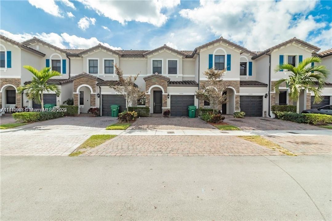 Recently Rented: $3,400 (3 beds, 2 baths, 1700 Square Feet)