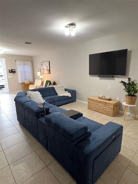 Recently Rented: $3,400 (3 beds, 2 baths, 1700 Square Feet)