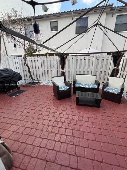 Recently Rented: $3,400 (3 beds, 2 baths, 1700 Square Feet)