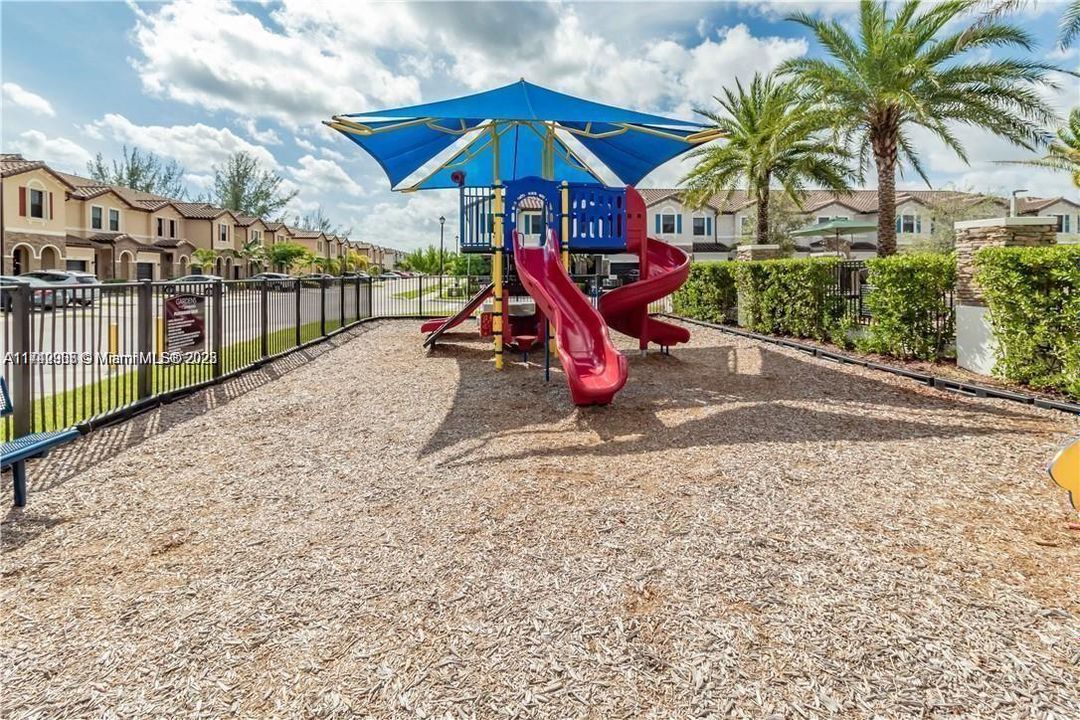 Recently Rented: $3,400 (3 beds, 2 baths, 1700 Square Feet)