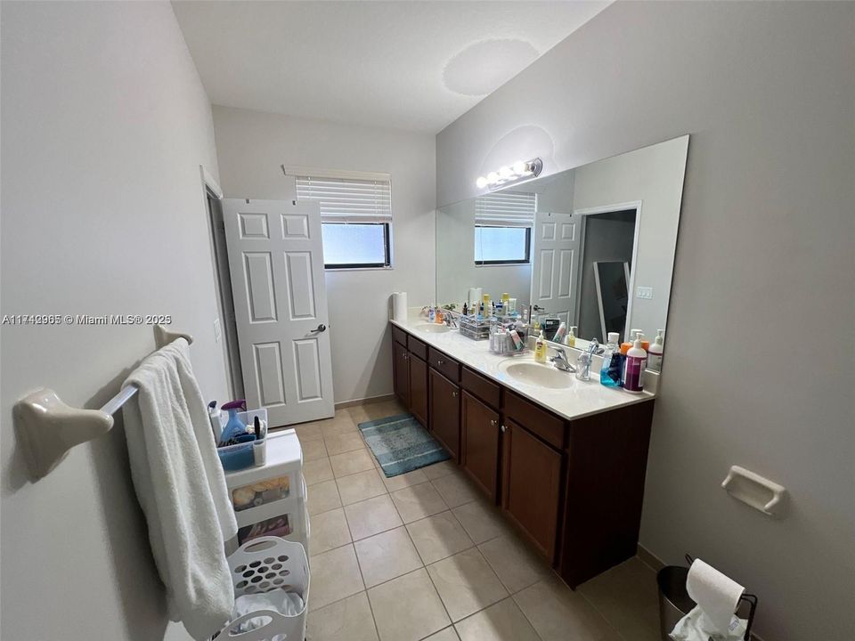 Recently Rented: $3,400 (3 beds, 2 baths, 1700 Square Feet)