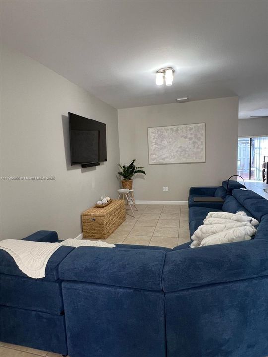 Recently Rented: $3,400 (3 beds, 2 baths, 1700 Square Feet)