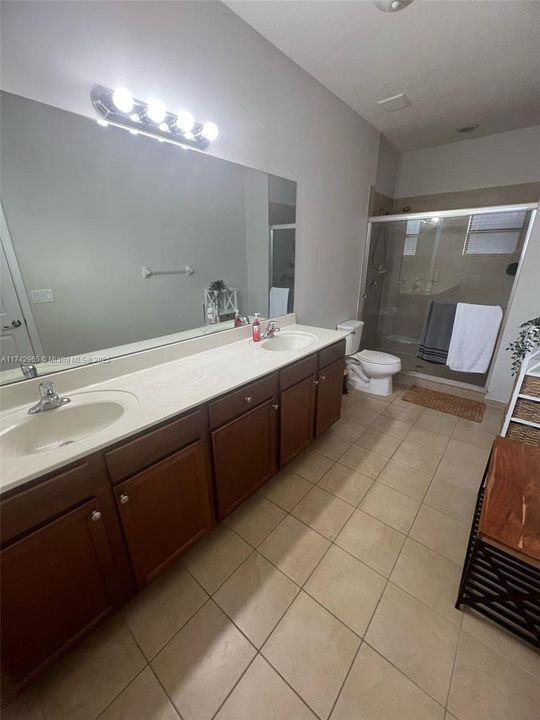 Recently Rented: $3,400 (3 beds, 2 baths, 1700 Square Feet)