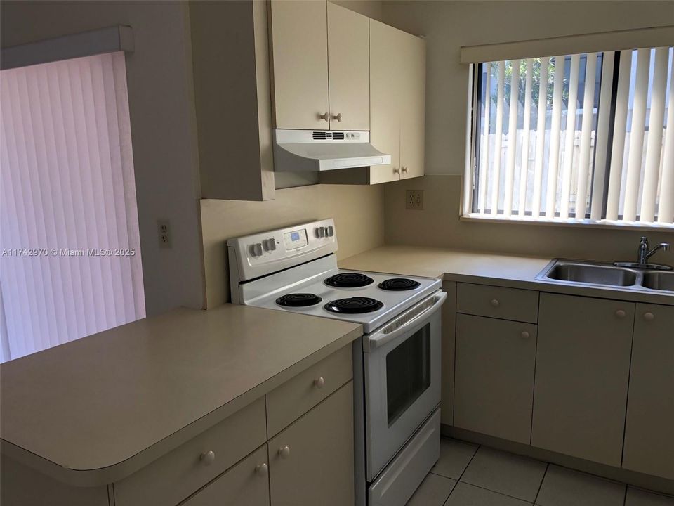 Recientemente alquilado: $3,100 (3 camas, 2 baños, 1770 Pies cuadrados)