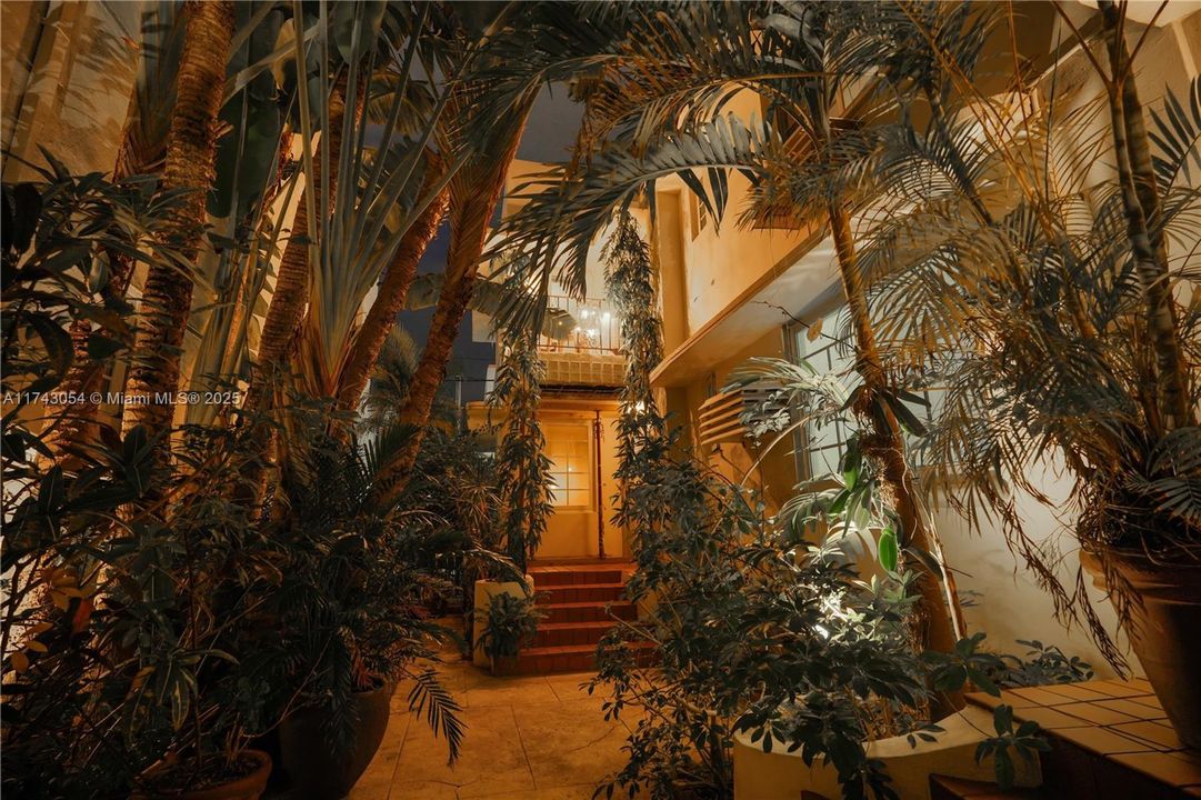 For Sale: $379,000 (1 beds, 1 baths, 600 Square Feet)