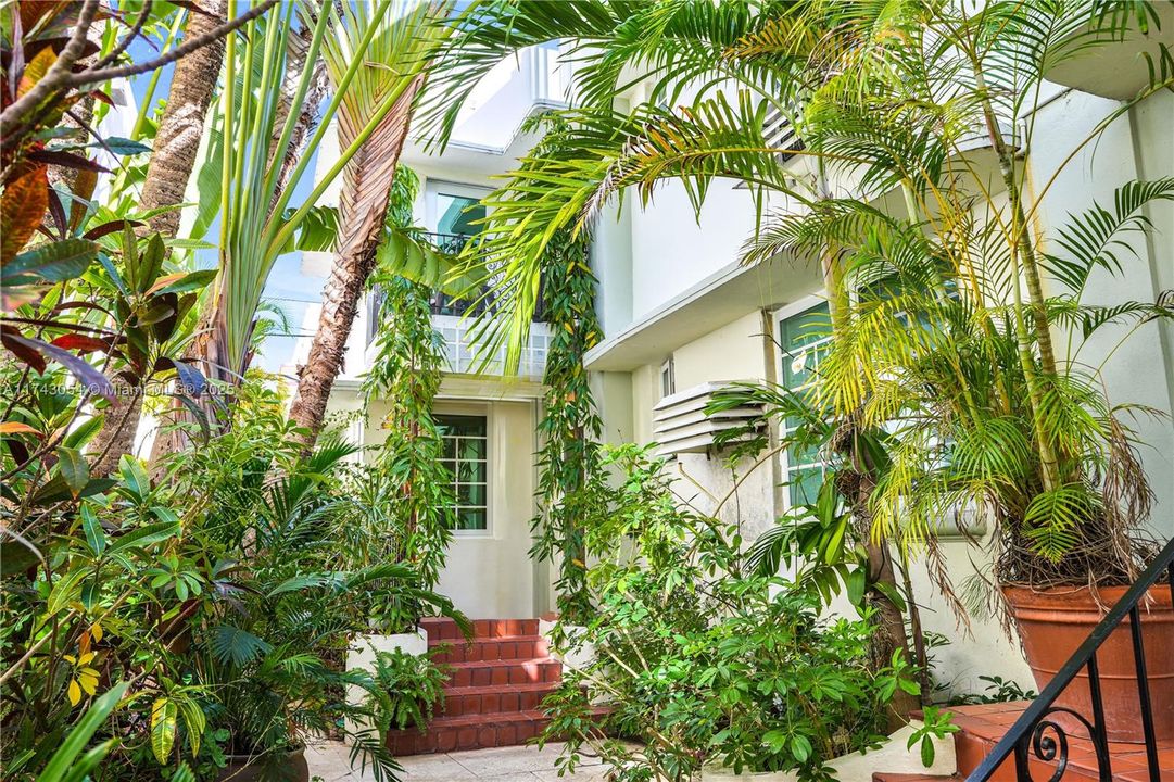 For Sale: $379,000 (1 beds, 1 baths, 600 Square Feet)