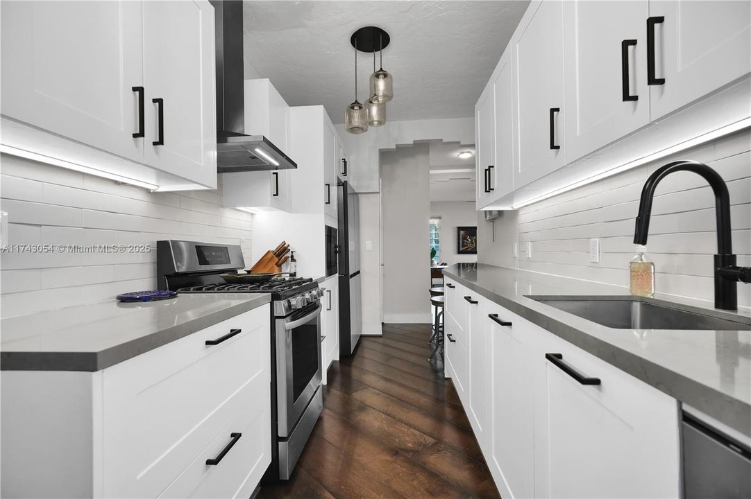 For Sale: $379,000 (1 beds, 1 baths, 600 Square Feet)