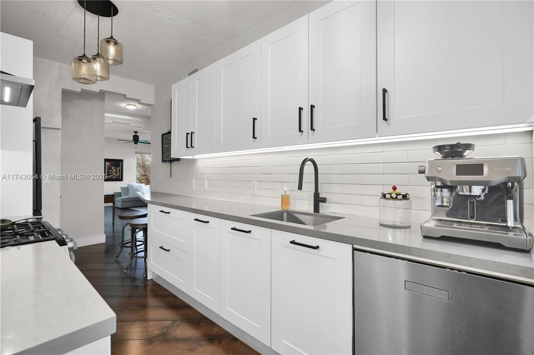 For Sale: $379,000 (1 beds, 1 baths, 600 Square Feet)