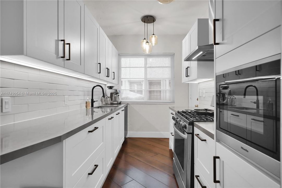 For Sale: $379,000 (1 beds, 1 baths, 600 Square Feet)