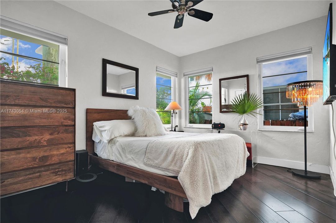 For Sale: $379,000 (1 beds, 1 baths, 600 Square Feet)