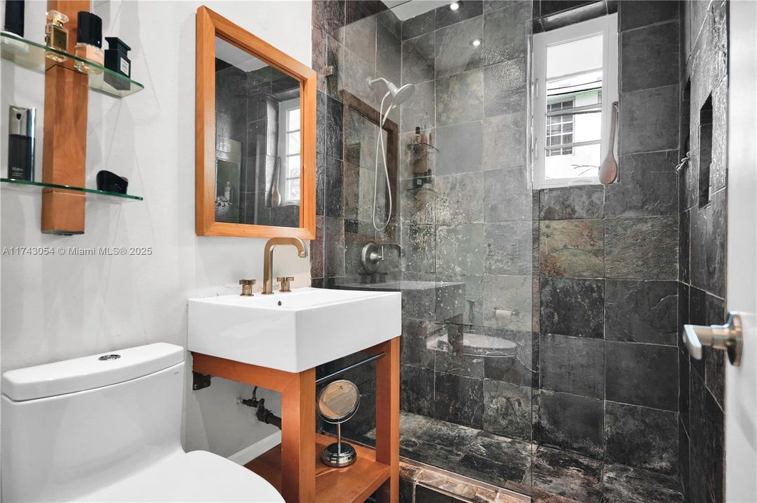 For Sale: $379,000 (1 beds, 1 baths, 600 Square Feet)