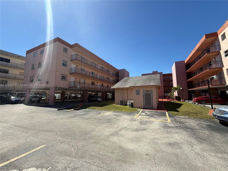 Active With Contract: $239,500 (2 beds, 2 baths, 890 Square Feet)