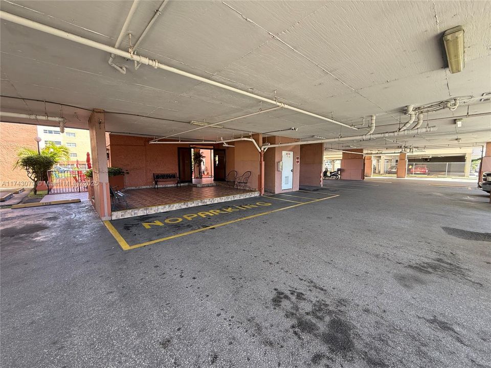 Active With Contract: $239,500 (2 beds, 2 baths, 890 Square Feet)