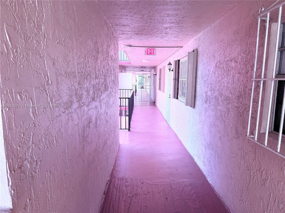 Active With Contract: $239,500 (2 beds, 2 baths, 890 Square Feet)