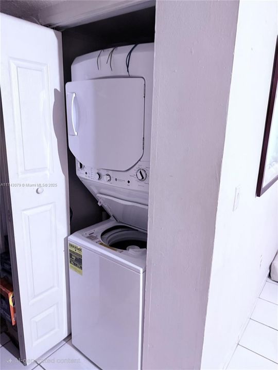 Active With Contract: $239,500 (2 beds, 2 baths, 890 Square Feet)