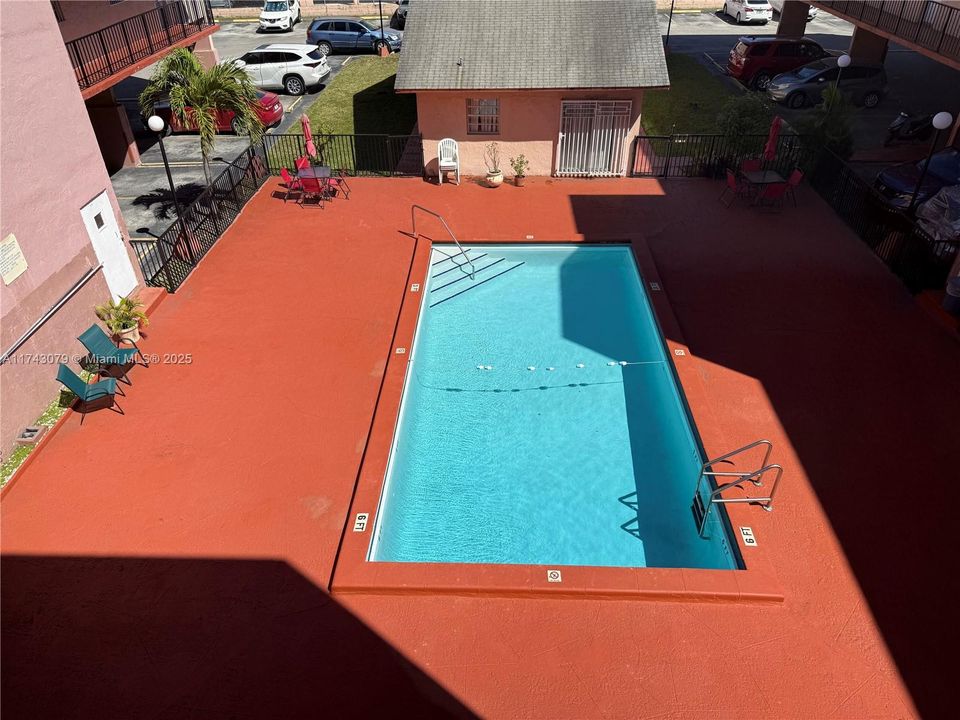 Active With Contract: $239,500 (2 beds, 2 baths, 890 Square Feet)