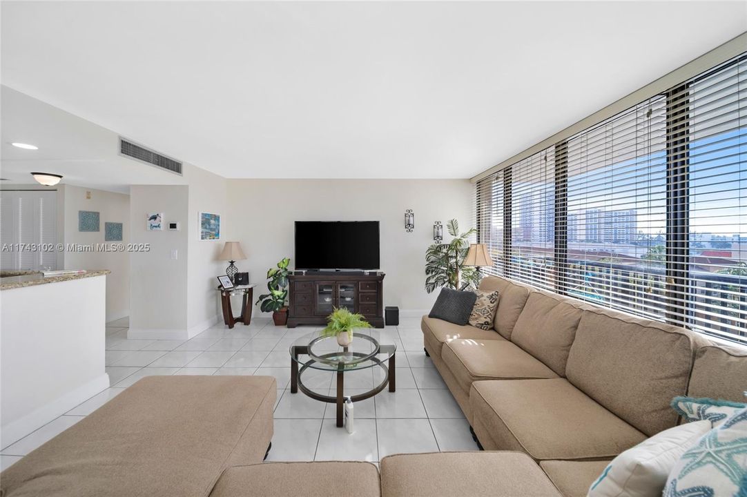 Recently Rented: $2,400 (2 beds, 2 baths, 1150 Square Feet)