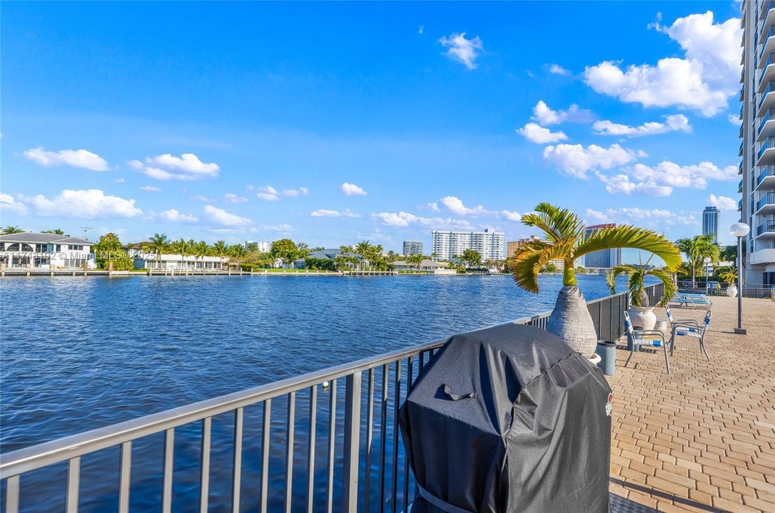 Recently Rented: $2,400 (2 beds, 2 baths, 1150 Square Feet)