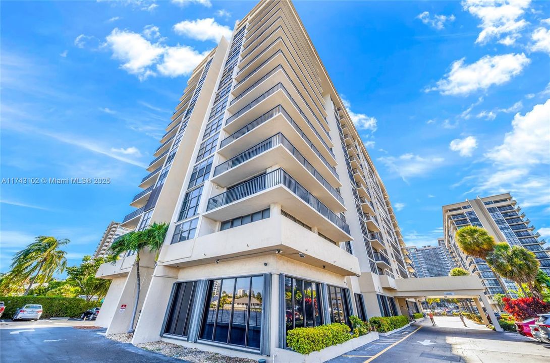 Recently Rented: $2,400 (2 beds, 2 baths, 1150 Square Feet)