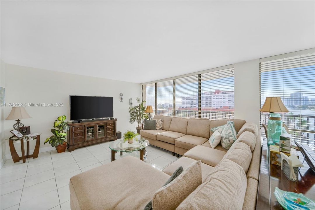 Recently Rented: $2,400 (2 beds, 2 baths, 1150 Square Feet)