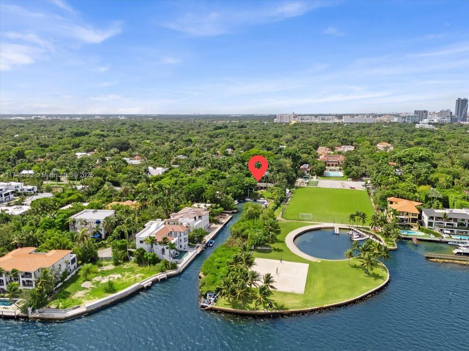 待售: $21,000,000 (2.45 acres)