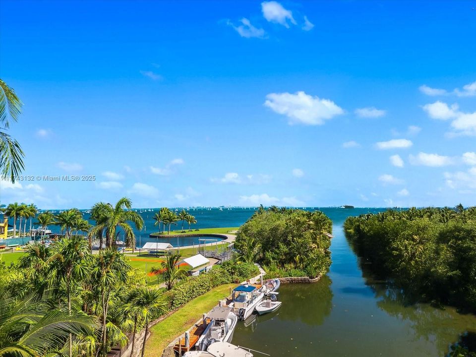 待售: $21,000,000 (2.45 acres)