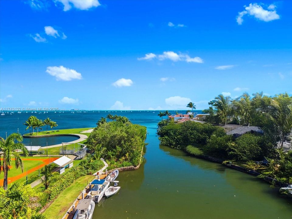 待售: $21,000,000 (2.45 acres)