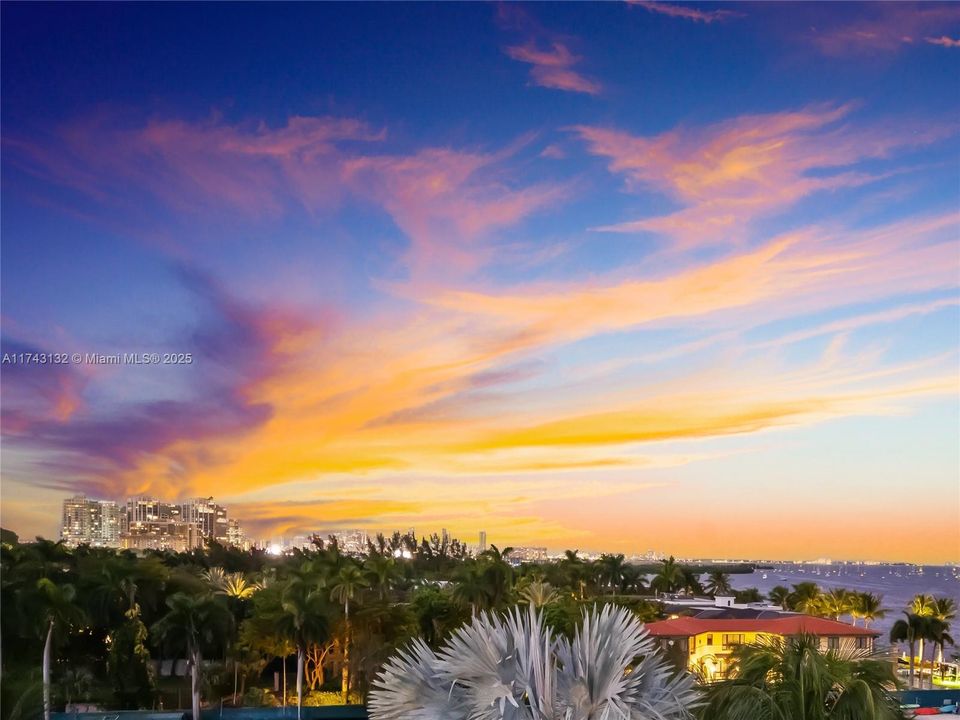 待售: $21,000,000 (2.45 acres)