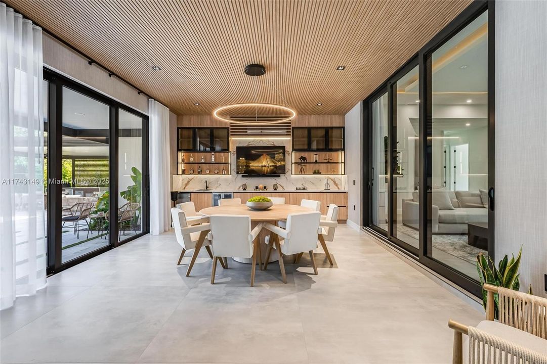 最近售出: $2,499,999 (5 贝兹, 4 浴室, 4501 平方英尺)