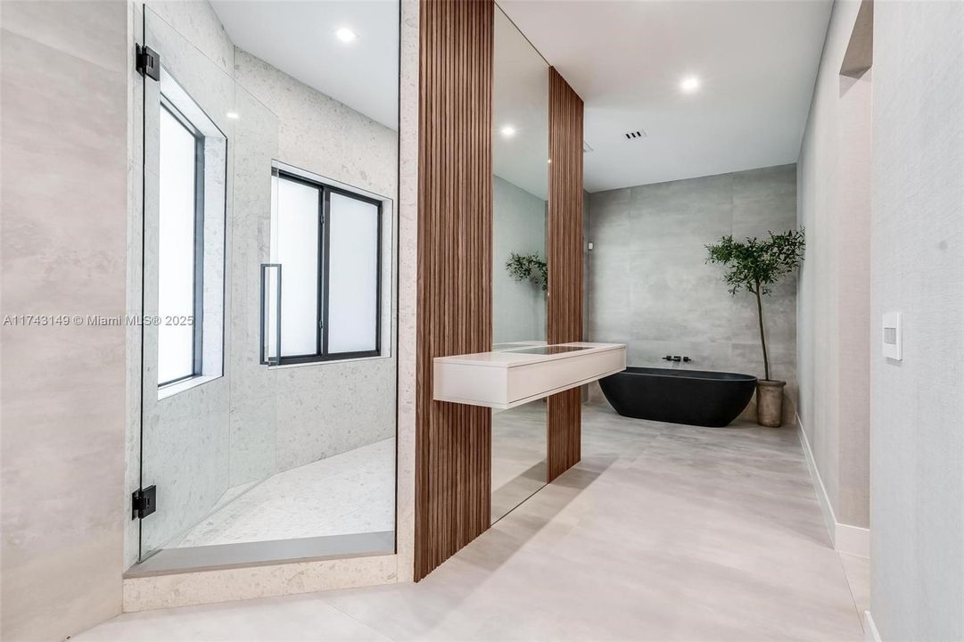 最近售出: $2,499,999 (5 贝兹, 4 浴室, 4501 平方英尺)