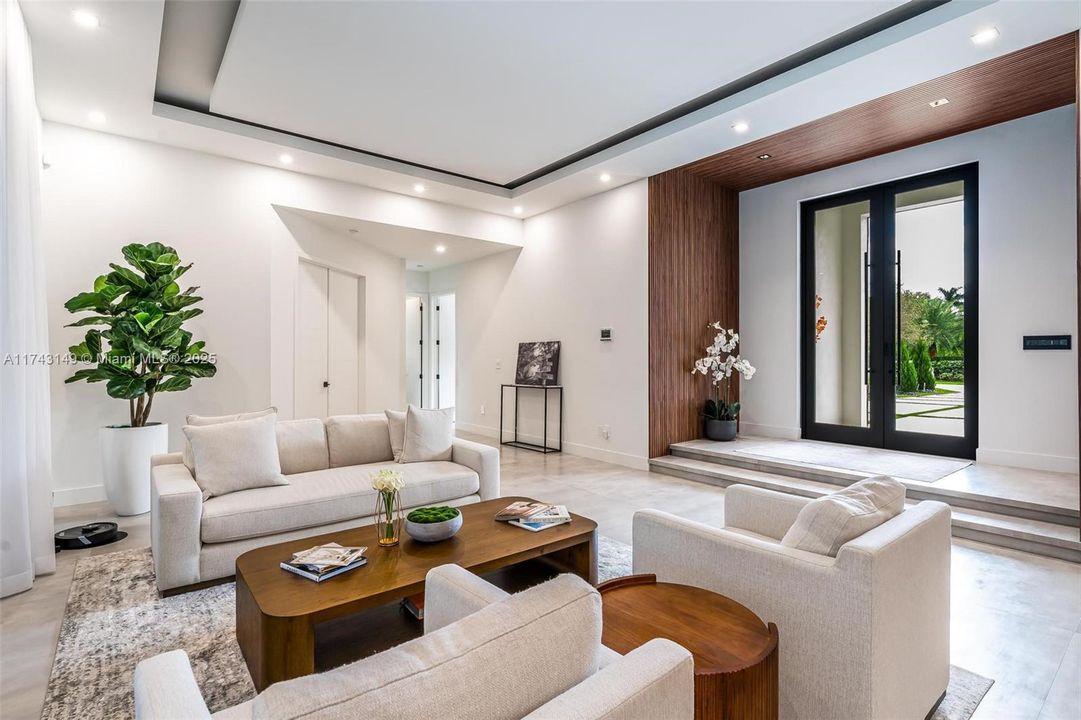 最近售出: $2,499,999 (5 贝兹, 4 浴室, 4501 平方英尺)