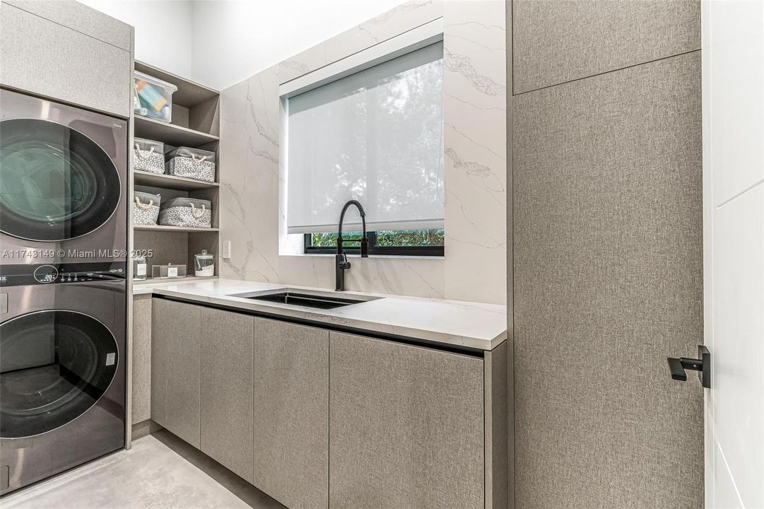 最近售出: $2,499,999 (5 贝兹, 4 浴室, 4501 平方英尺)