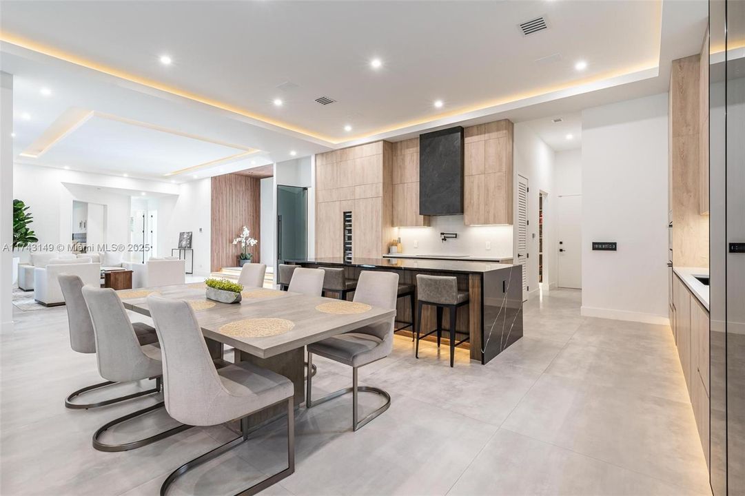 最近售出: $2,499,999 (5 贝兹, 4 浴室, 4501 平方英尺)