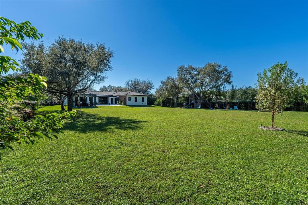 最近售出: $2,499,999 (5 贝兹, 4 浴室, 4501 平方英尺)