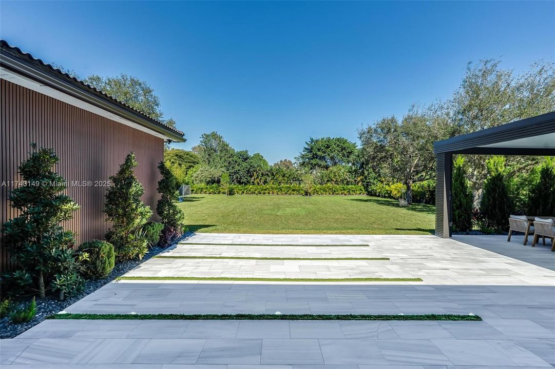 最近售出: $2,499,999 (5 贝兹, 4 浴室, 4501 平方英尺)