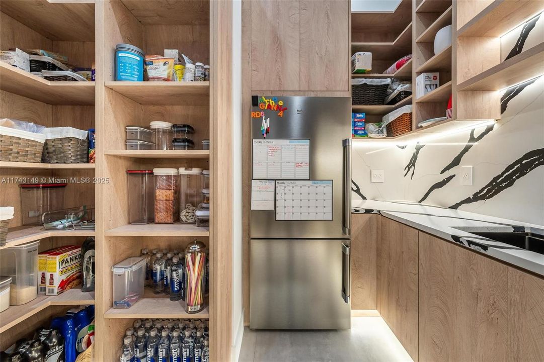 最近售出: $2,499,999 (5 贝兹, 4 浴室, 4501 平方英尺)