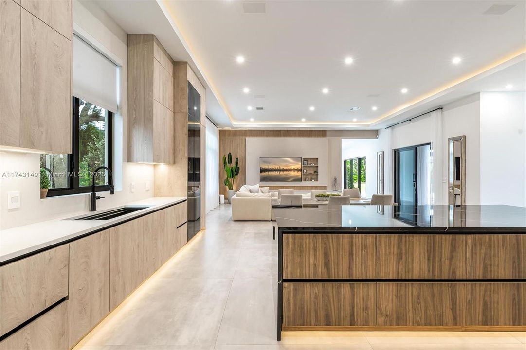 最近售出: $2,499,999 (5 贝兹, 4 浴室, 4501 平方英尺)